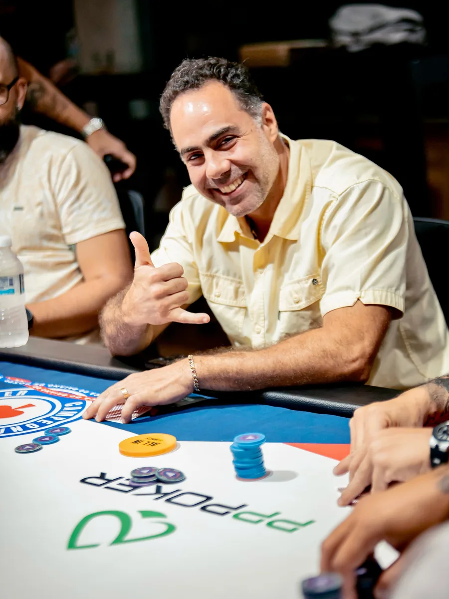 Duda Almeida, presidente da Federação Baiana de Poker, à mesa